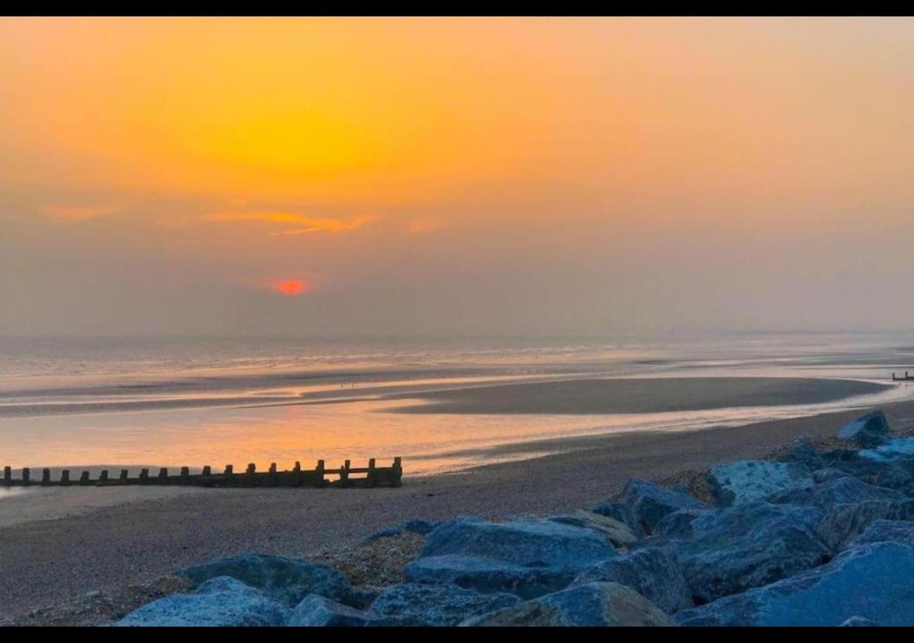 Mp502 - Camber Sands Holiday Park - Sleeps 6 - Small Dog - Gated Decking - Amazing Marsh Views Eksteriør bilde